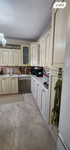 גג/ פנטהאוז, האחים אוסטשינסקי, ראשונים, ראשון לציון