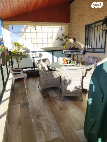 דופלקס, אדם - גבע בנימין