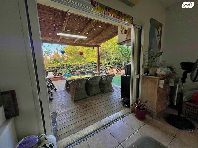 דירת גן, חוחית, אלפי מנשה