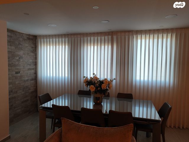 דופלקס, אדם - גבע בנימין