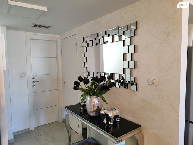 דופלקס, אדם - גבע בנימין