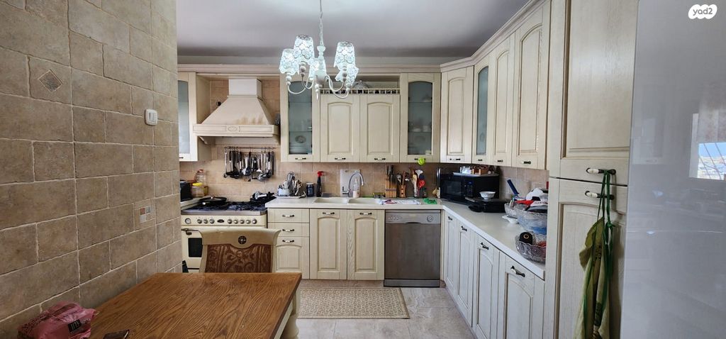 גג/ פנטהאוז, האחים אוסטשינסקי, ראשונים, ראשון לציון