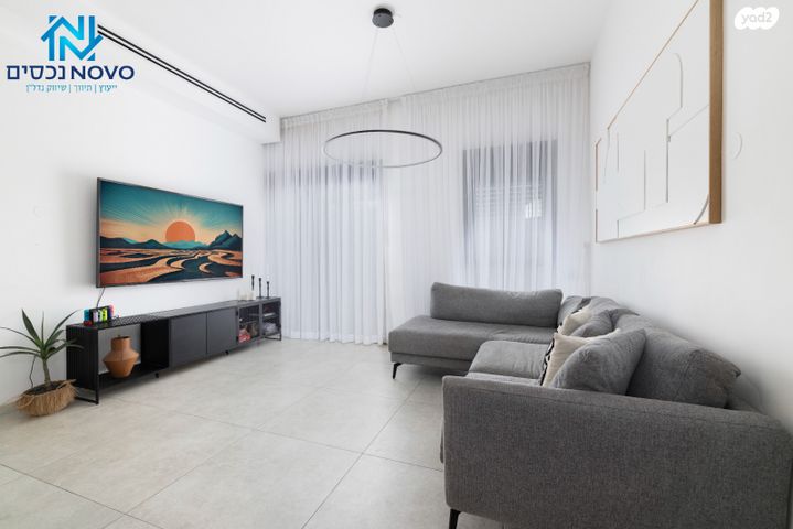 דירת גן, רחל המשוררת, יבנה