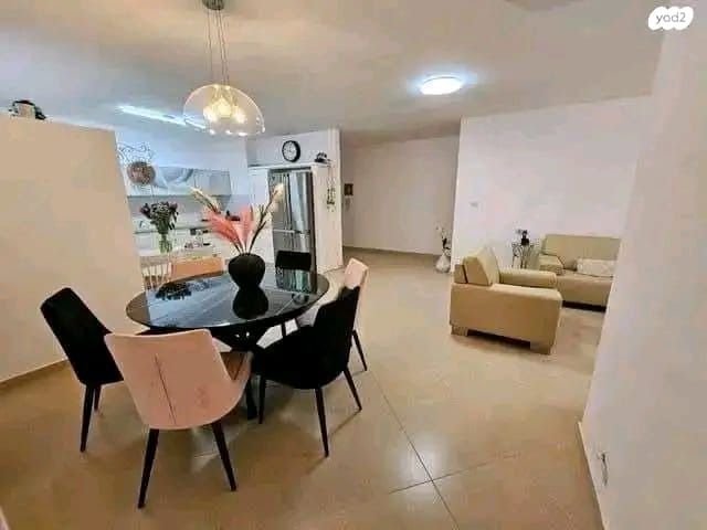 דירה, יוחנן הסנדלר, רמב"ם, ראשון לציון