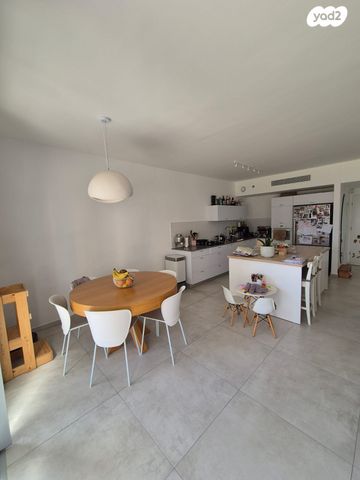 דירה, הרצליה