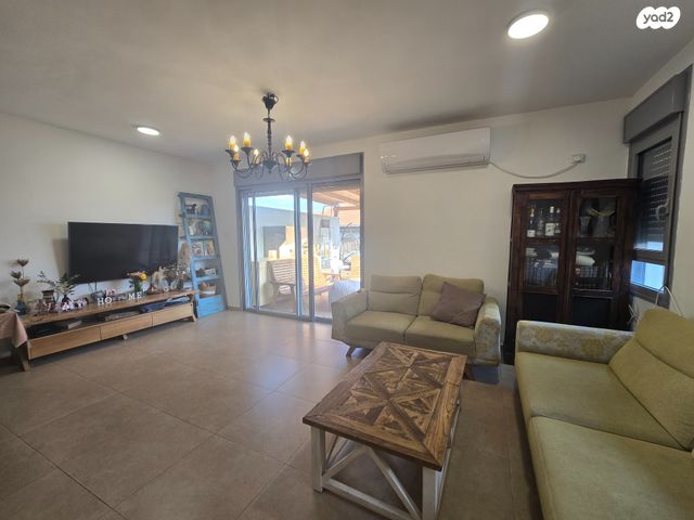 דו משפחתי, קרני שומרון