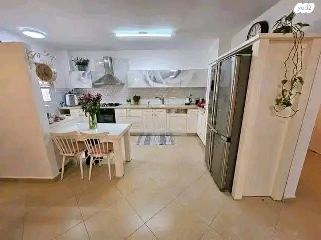 דירה, יוחנן הסנדלר, רמב"ם, ראשון לציון