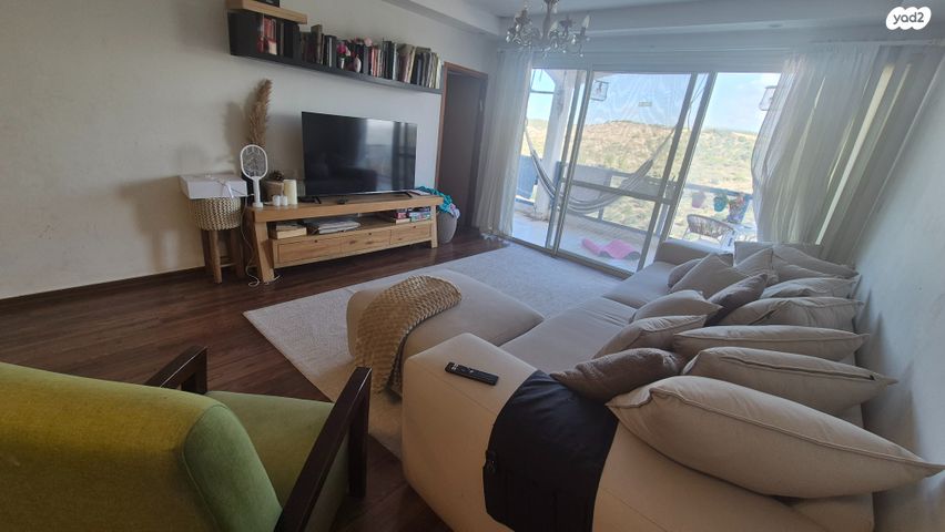 דירת גן, אורנית, אורנית