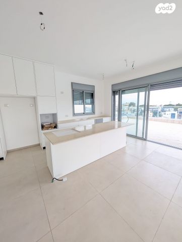 גג/ פנטהאוז, פועלי הרכבת, גבעתיים