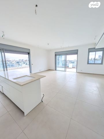 גג/ פנטהאוז, פועלי הרכבת, גבעתיים