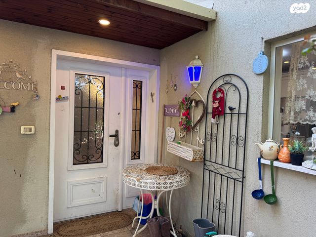 דו משפחתי, אלפי מנשה