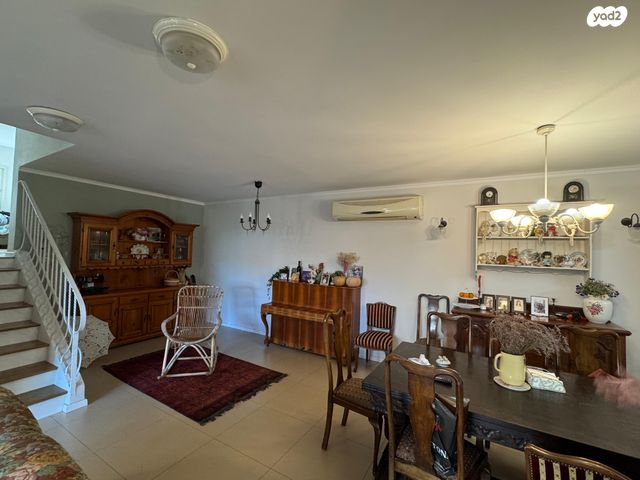 דו משפחתי, אלפי מנשה