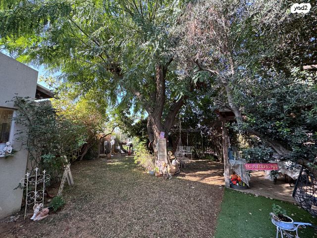 דו משפחתי, אלפי מנשה