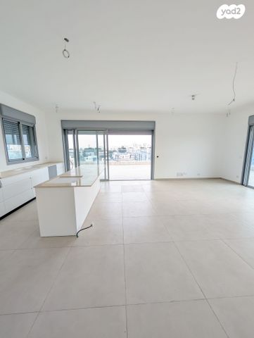 גג/ פנטהאוז, פועלי הרכבת, גבעתיים