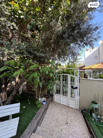 דו משפחתי, אלפי מנשה