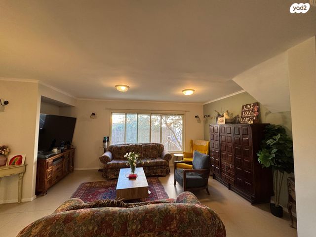 דו משפחתי, אלפי מנשה