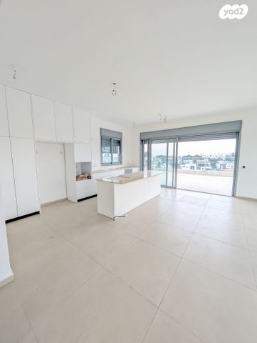 גג/ פנטהאוז, פועלי הרכבת, גבעתיים