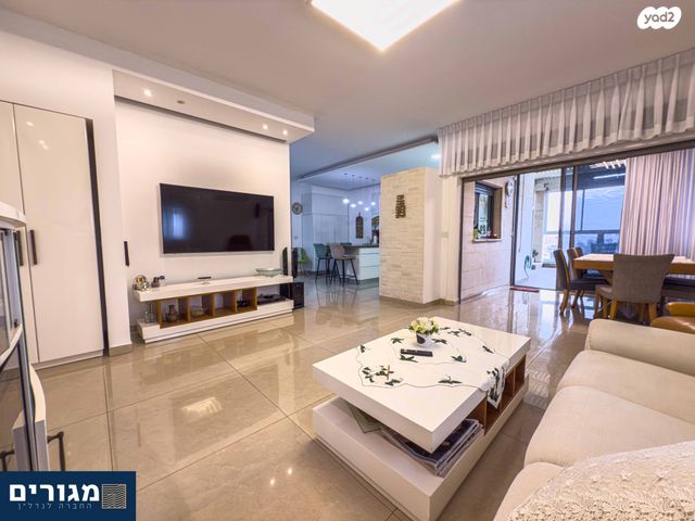 גג/ פנטהאוז, עוזי חיטמן, משכנות האומנים, קרית מוצקין