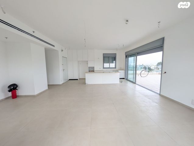 גג/ פנטהאוז, פועלי הרכבת, גבעתיים