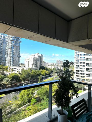 דירה, ניסים אלוני, צמרות איילון, פארק צמרת, תל אביב יפו