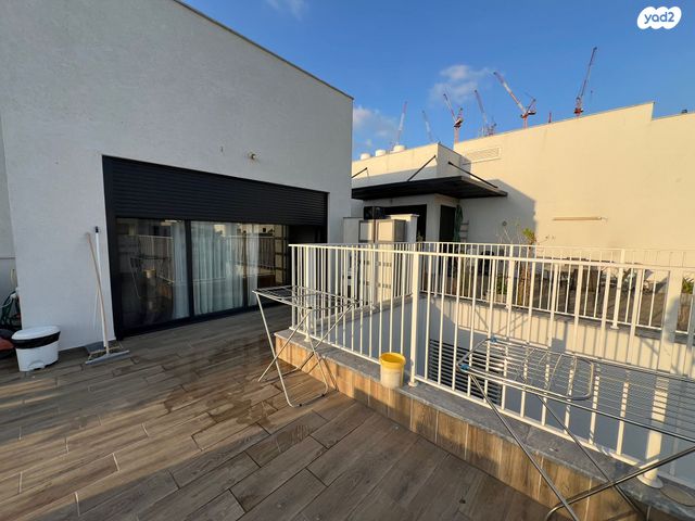 גג/ פנטהאוז, מעפילי אגוז 39, נווה חן, תל אביב יפו