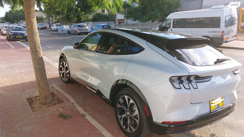 מודעת רכב פורד מוסטנג Mach-E