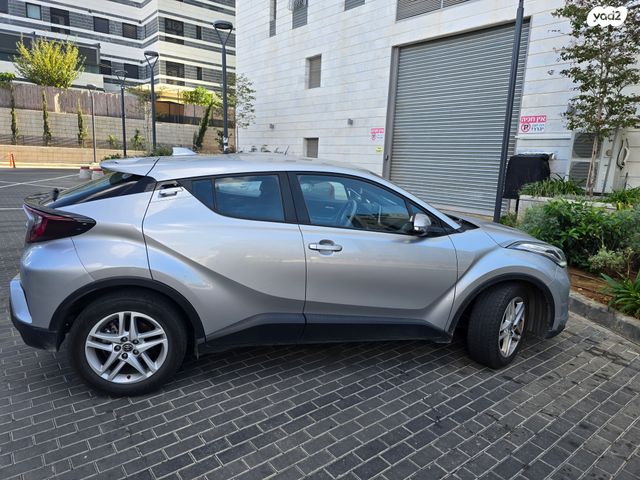 מודעת רכב טויוטה C-HR