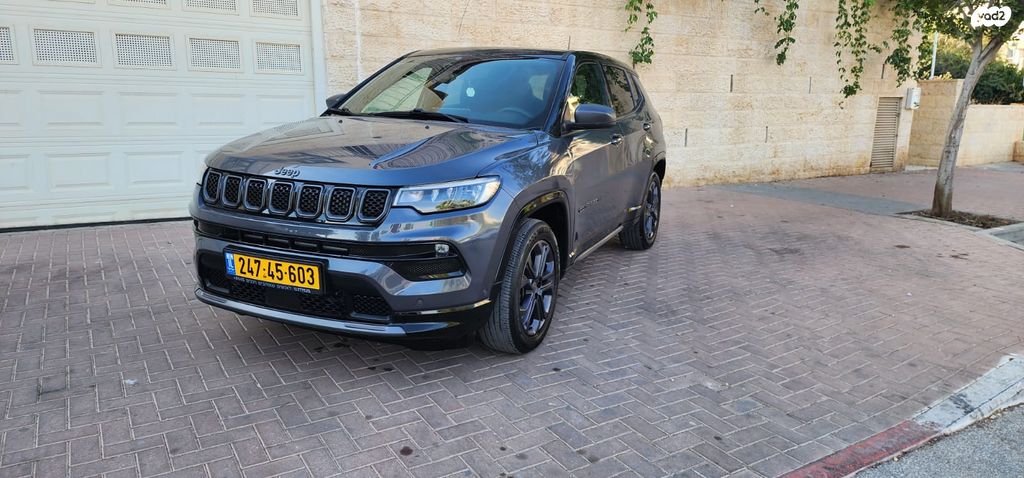 מודעת רכב ג'יפ קומפאס