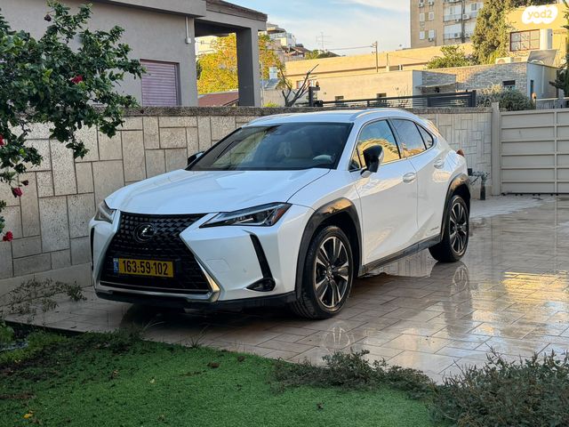 מודעת רכב לקסוס UX