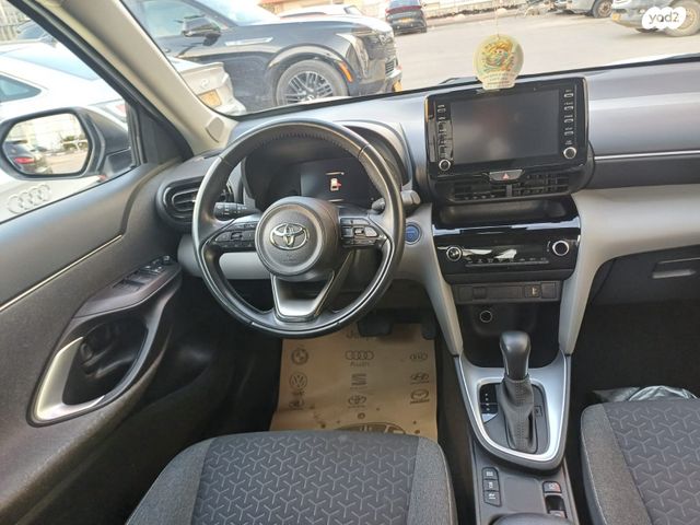 טויוטה יאריס קרוס