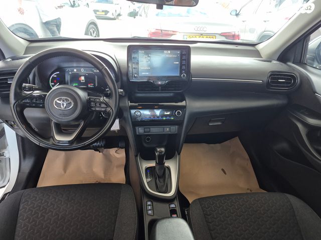 טויוטה יאריס קרוס