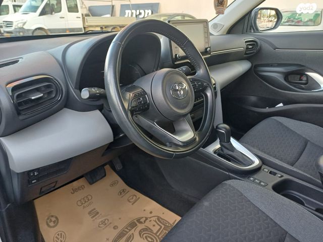 טויוטה יאריס קרוס