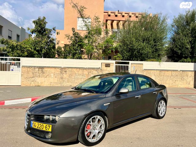 מודעת רכב אלפא רומיאו 159