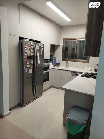 שדרות העצמאות 12