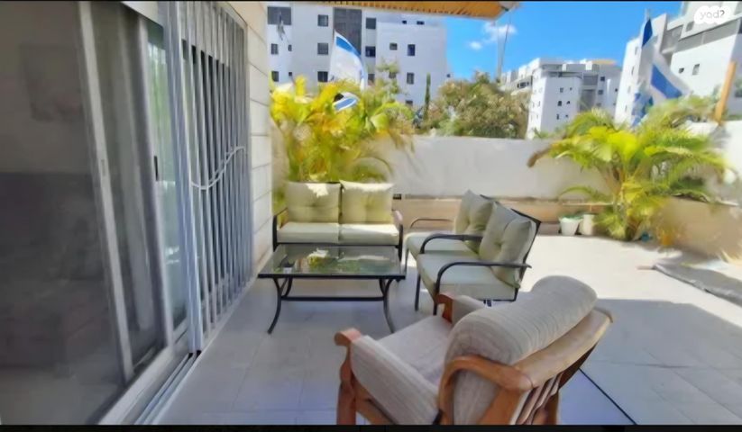 דירת גן, שדרות הרצל 27, נאות שמיר, יבנה