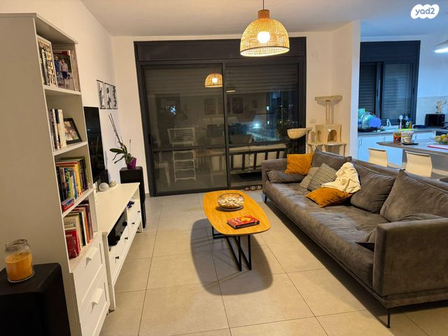 לאה גולדברג 6