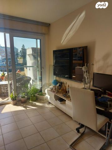 דירה, שדרות מנחם בגין 1, גבעת אולגה, חדרה