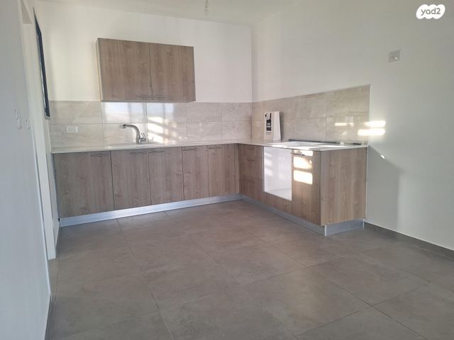 דירה, דרך ארץ 76, הפרחים, חריש