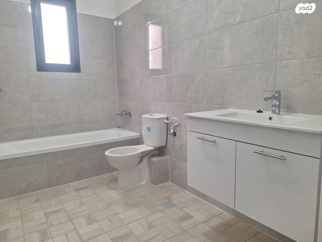 דירה, דרך ארץ 76, הפרחים, חריש