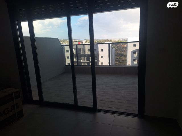 דירה, דרך ארץ 76, הפרחים, חריש