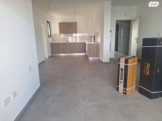 דירה, דרך ארץ 76, הפרחים, חריש