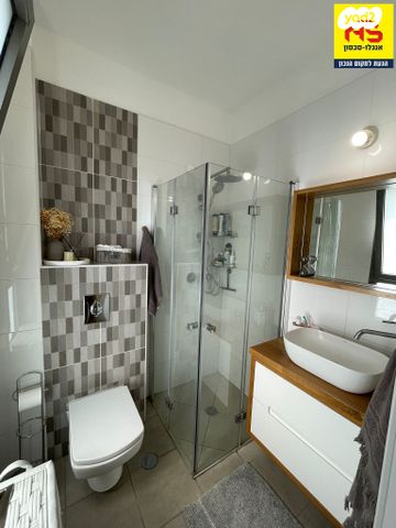 דירה, אפרים קציר, הוד השרון