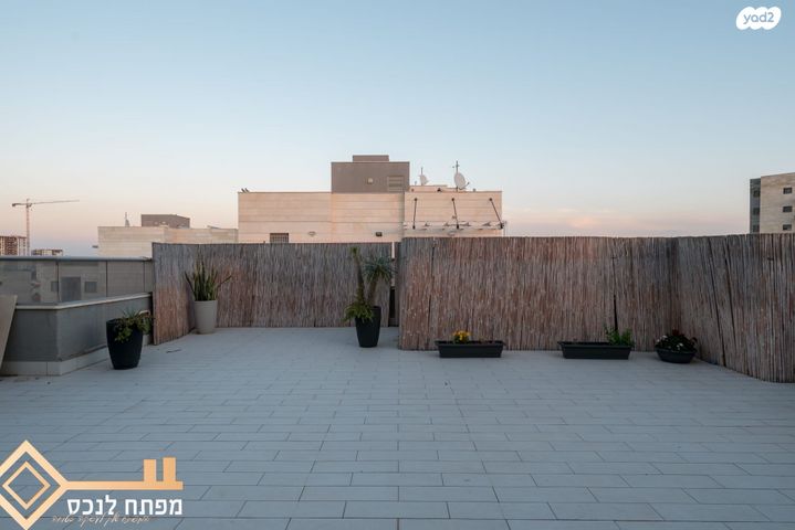 גג/ פנטהאוז, קטיף, נתיבות מערב, נתיבות