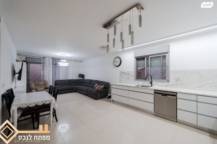 גג/ פנטהאוז, קטיף, נתיבות מערב, נתיבות