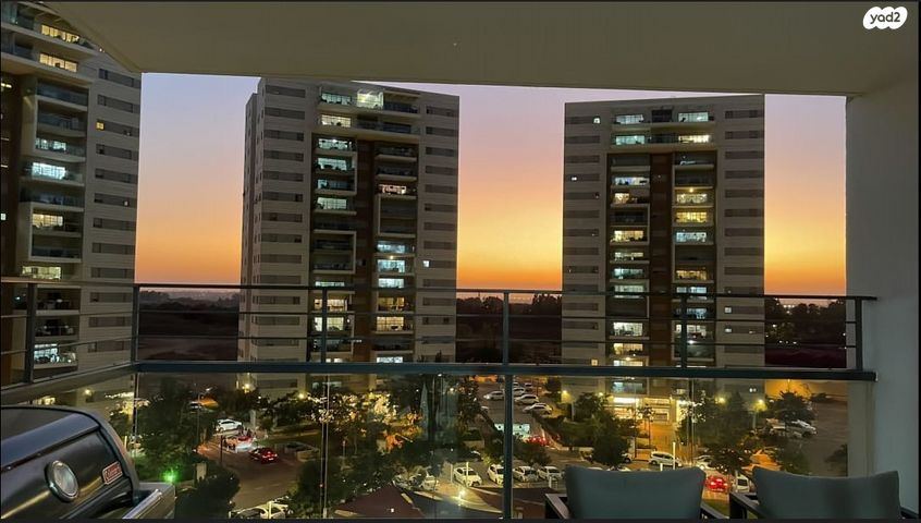 דירה, שדרות מקס ואמפרו שיין, רחובות החדשה, רחובות