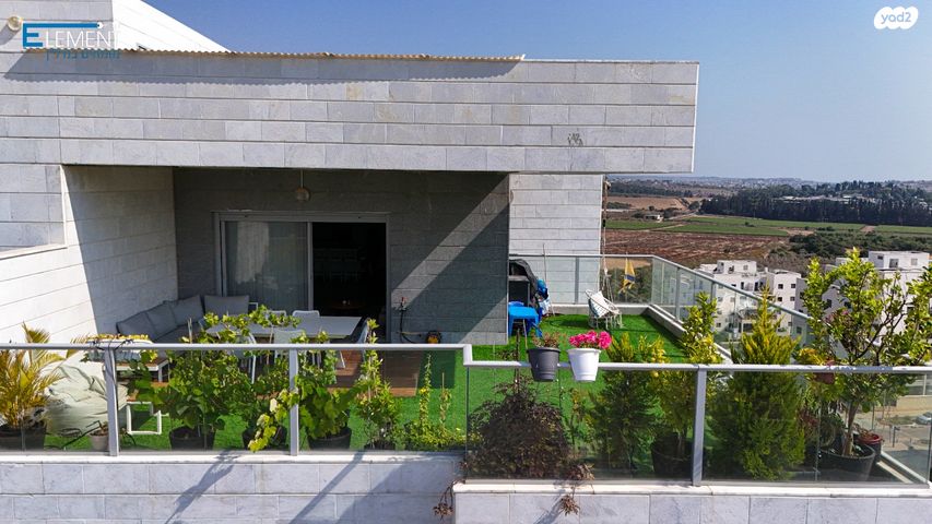 גג/ פנטהאוז, הפרחים, חריש