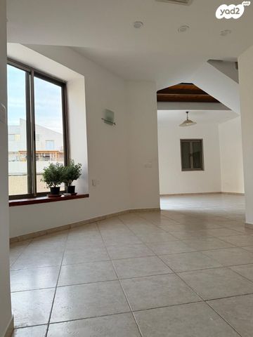 טריפלקס, הסחלב 11, קרית הפרחים - 2005, רעננה