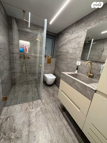 דירה, עוזי חיטמן, נאות שמיר, יבנה