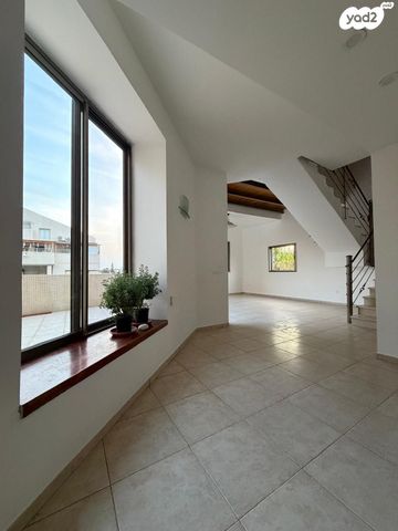 טריפלקס, הסחלב 11, קרית הפרחים - 2005, רעננה