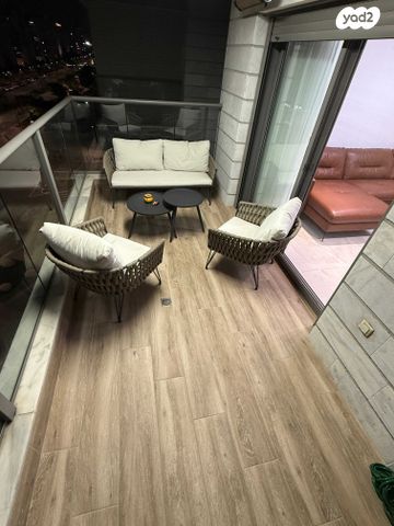 דירה, עוזי חיטמן, נאות שמיר, יבנה